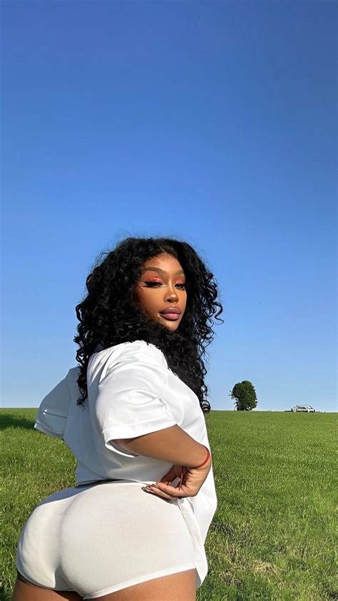 SZA Big Ass in lingerie .